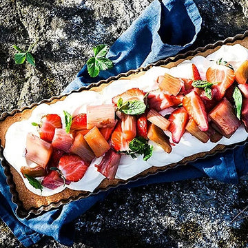 Almond cake with rhubarb and cream