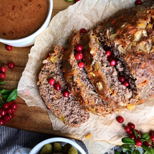 Meatloaf - classic recipe with sauce and lingonberries